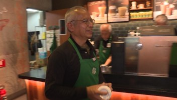 No eres demasiado viejo para trabajar en Starbucks