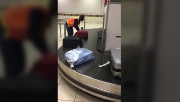 Las acciones de un controlador de equipaje se vuelven viral