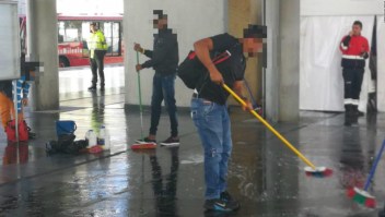 "¡A limpiar!": así sancionan a 'colados' de Transmilenio en Bogotá