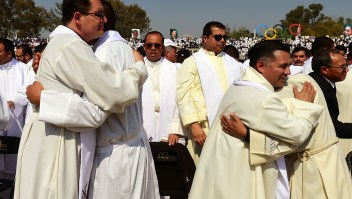 Sacerdotes se abrazan durante la visita del papa Francisco a México en 2016. (Crédito: ALFREDO ESTRELLA/AFP/Getty Images)