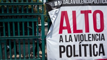 Cartel en contra de la violencia política antes de las elecciones en México. (Crédito: GUILLERMO ARIAS/AFP/Getty Images)