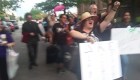 Manifestantes marchan con cerveza en mano en contra de Kavanaugh