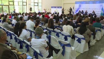 Salvadoreños celebran la suspensión temporal de cancelación del TPS