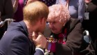 Emotivo reencuentro entre el príncipe Enrique y una anciana