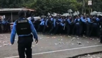 Vea el momento en el que la policía bloquea el paso de migrantes hondureños en otra frontera