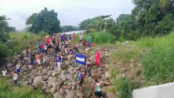 Migrantes cantan himno de Honduras al cruzar hacia México