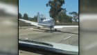 Una familia graba un avión aterrizando sobre autopista en California