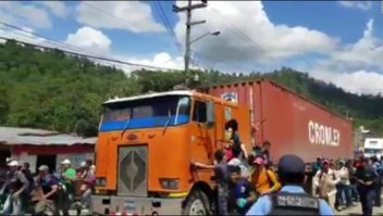 Migrantes hondureños secuestran camiones para romper cerco de policías