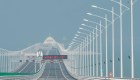 China inaugura puente más grande sobre el mar