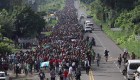 Caravana de migrantes sigue su caminata con penurias