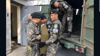 Soldados retiran armas de la frontera entre las dos Coreas.