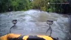 Autobús escolar es arrastrado por una inundación