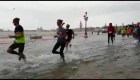 Nada los detiene. Maratonistas corren por Venecia pese a inundación