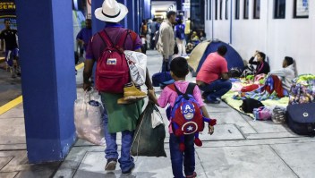 Familias enteras salen de Venezuela hacia otros países de la región huyendo del hambre y la violencia en el país. (Crédito: LUIS ROBAYO/AFP/Getty Images)