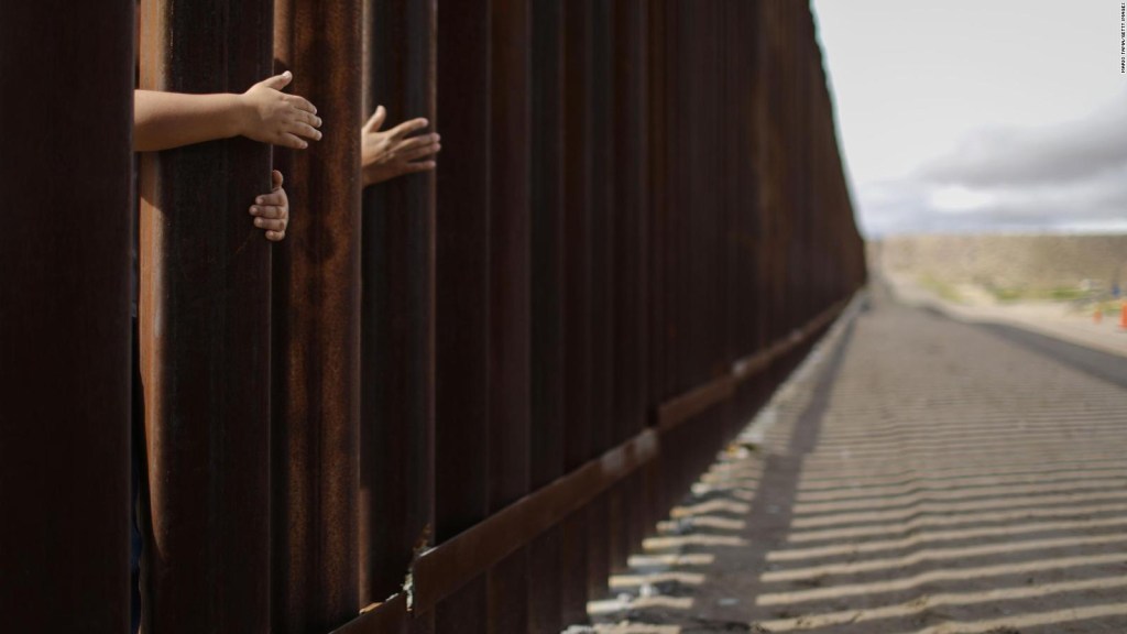 Con más de 3.000 kilometros, separando EEUU y México, miles cruzan la frontera en busca de un sueño