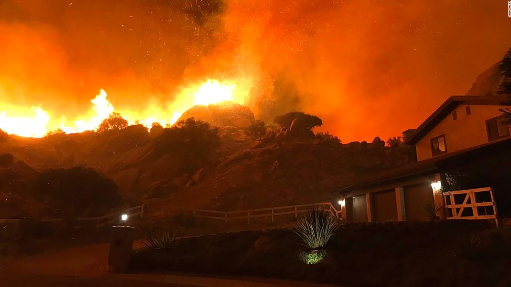Evacuaciones por voraz incendio en California