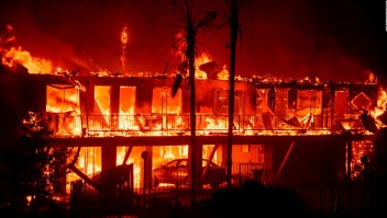 Incendio forestal fuera de control en el norte de California