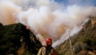Siguen sin control los mortales incendios en California