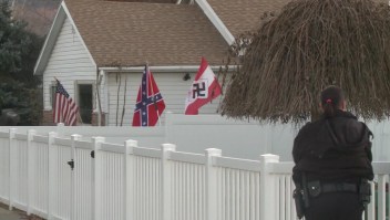 Exigen a vecino de Colorado que retire una bandera nazi del frente de su casa