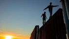 Doble muro para los migrantes: La valla fronteriza y la ira de los residentes. Vea las estremecedoras imágenes que deja la llegada de la caravana a Tijuana.
