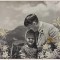 La fotografía muestra a Hitler abrazando a Rosa Bernile Nienau, que tenía unos cinco o seis años, y está adornada con flores que fueron colocadas por la niña, dijo Alexander Historical Auctions.