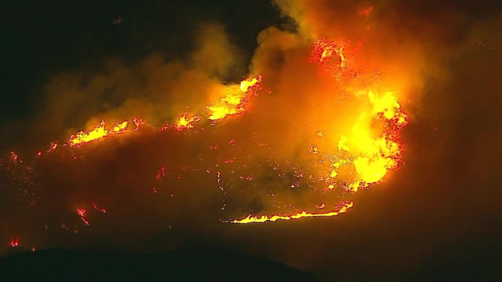 Autoridades contienen la expansión de los incendios en California