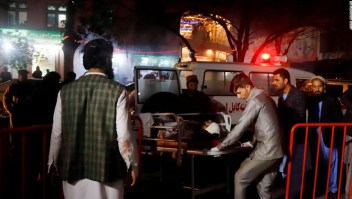 Trabajadores sanitarios llevan a personas heridas en atentado suicida en Kabul este martes. (Crédito: EPA-EFE/JAWAD JALALI)
