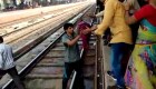 Bebé resulta ilesa luego de caer en vías de tren en la India