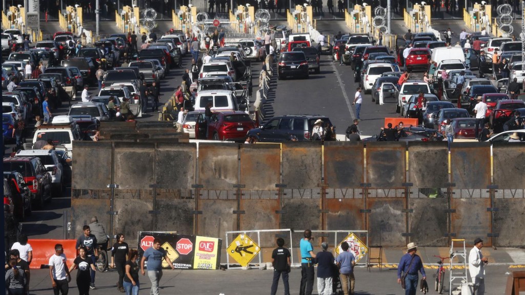 Suspenden tráfico en cruce fronterizo de San Ysidro, EE.UU.
