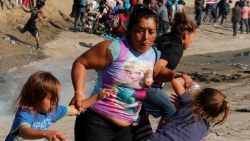 Madre que huye del gas lacrimógeno en la frontera: Sentí miedo, creí que moriríamos