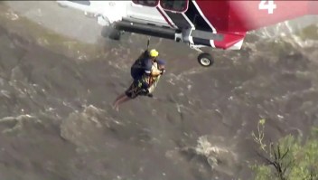 Mira el dramático rescate aéreo de este hombre del Río Los Ángeles