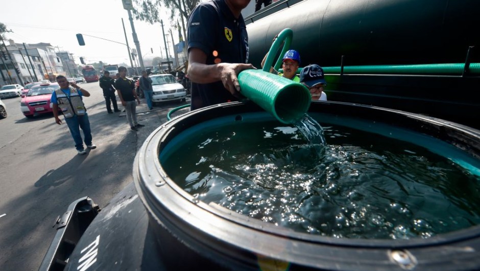 Employees of Mexico City's Water System fill a tank with drinking water during a running water cut off due to maintenance tasks in Mexico City on October 31, 2018. - Officials announced a cut off of four days starting Wednesday due to major maintenance operations. (Photo by ALFREDO ESTRELLA / AFP) (Photo credit should read ALFREDO ESTRELLA/AFP/Getty Images)