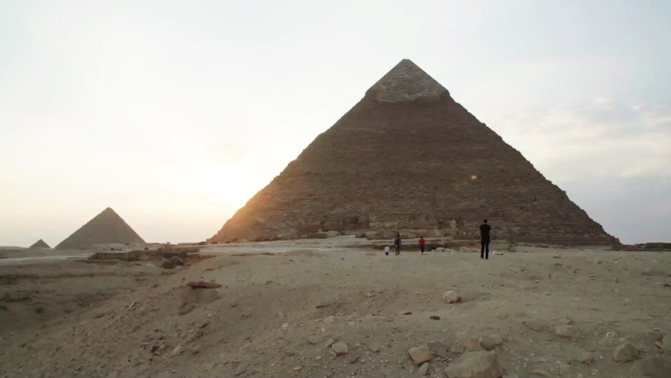 Egipto investiga el video de una pareja desnuda en la cúspide de la Gran Pirámide de Guiza