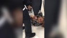 Video muestra a policías forcejeando con una madre con un bebé de un año