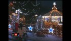 Miles de bombillas decoran una casa en la República Checa en Navidad