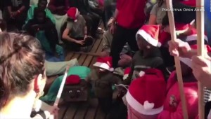 Niños migrantes celebran la Navidad a bordo de un barco de rescate
