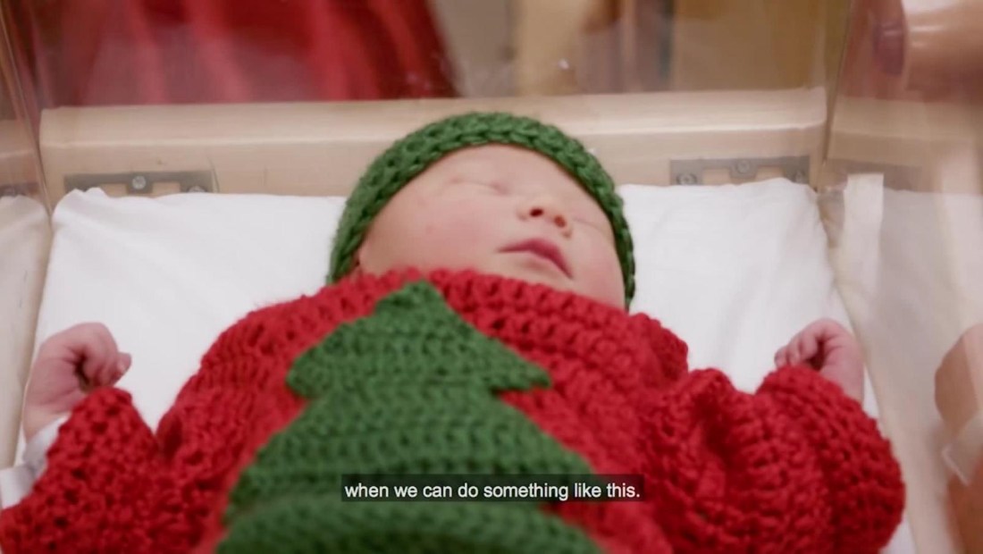 #LaImagenDelDía: La tradición de los suéteres feos llega a un grupo de recién nacidos