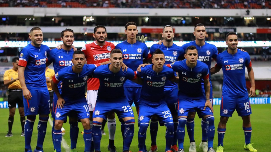 MEXICO CITY, MEXICO - DECEMBER 08: Group photo of Cruz Azul during the semifinal second leg match between Cruz Azul and Monterrey as part of the Torneo Apertura 2018 Liga MX at Azteca Stadium on December 08, 2018 in Mexico City, Mexico. (Photo by Manuel Velasquez/Getty Images)