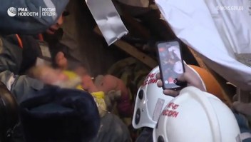 Hallan a bebé vivo bajo los escombros de una explosión en Rusia