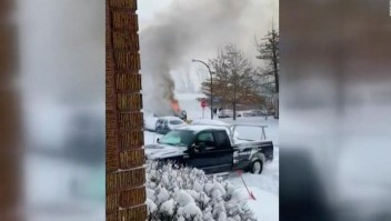 Rescatan a un hombre de una camioneta en llamas