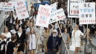 Lagerfeld, rodeado de modelos, camina por la pasarela después del desfile de Chanel Primavera-Verano 2015, con temática de protesta. Crédito: PATRICK KOVARIK/AFP/Getty Images