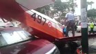 Avioneta aterriza sobre un auto en Perú