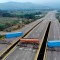 Venezuela suelda contenedores al Puente Tienditas