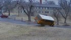 Un impresionante video muestra cómo se voltea un autobús escolar