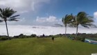 Una gran ola llega hasta un jardín en Hawai
