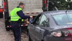 Policías ayudan a conductores varados por mal tiempo