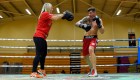 Boxeador británico entrena con su esposa