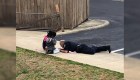Policía juega con niños tras atender una emergencia