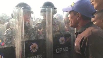 Venezolanos se encaran con la policía venezolana