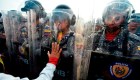 Venezolanos le imploran a uniformados que abran la frontera
